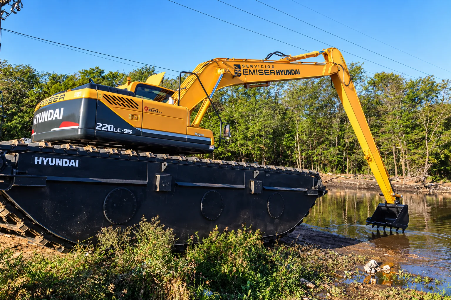 Excavadora anfibia Hyundai de Emiser trabajando en la orilla del río